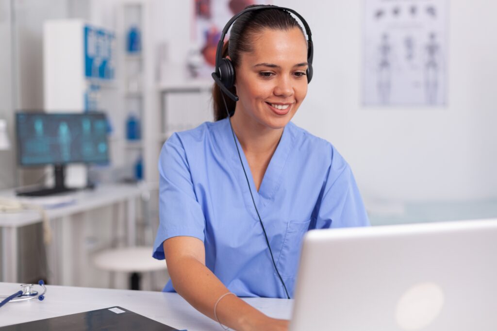 How a Virtual Receptionist Can Improve Your Medical Practice's Efficiency 3 health care virtual receptionist video call