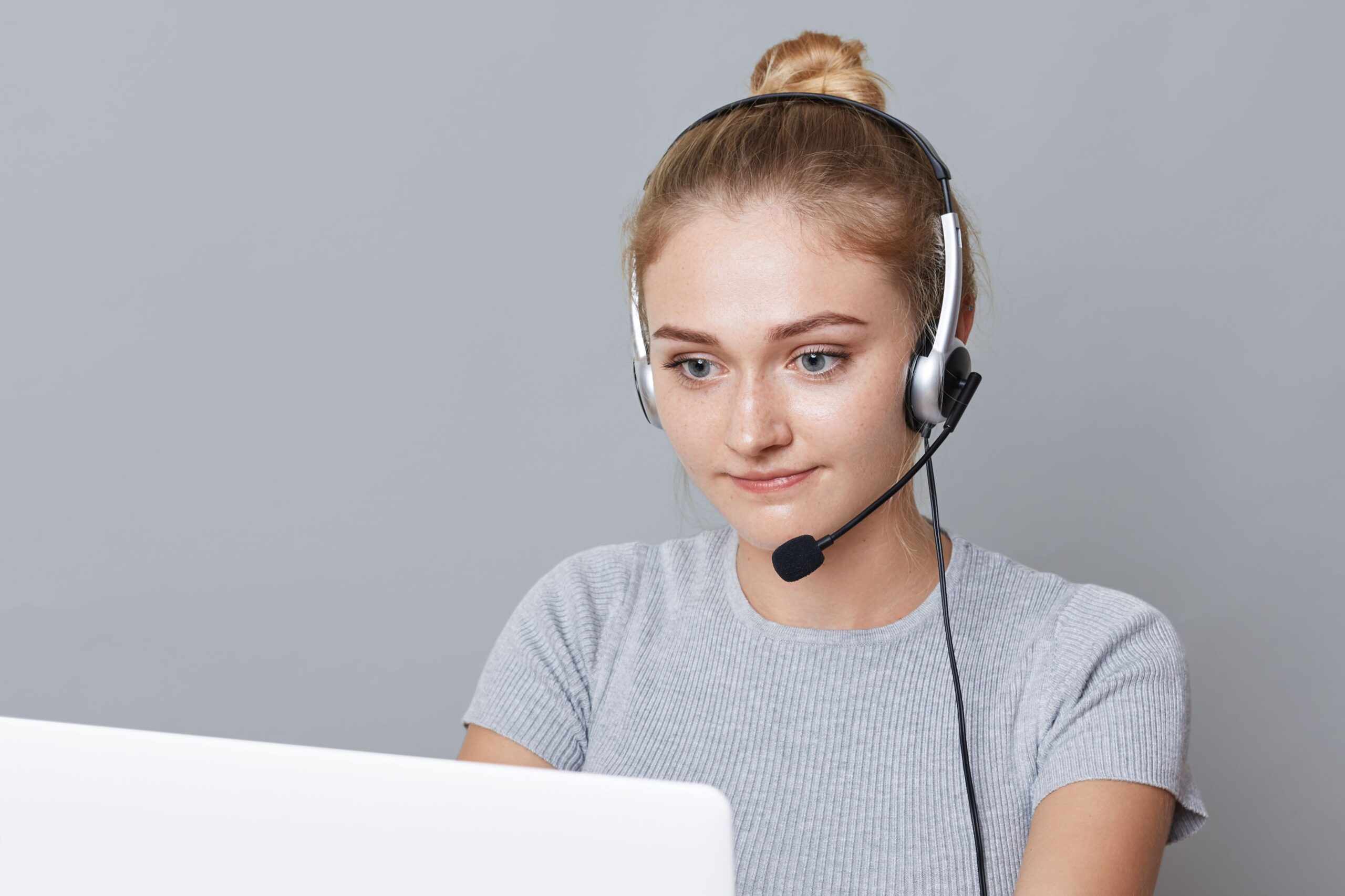 phone answering service for small businesses handling customer calls professionally